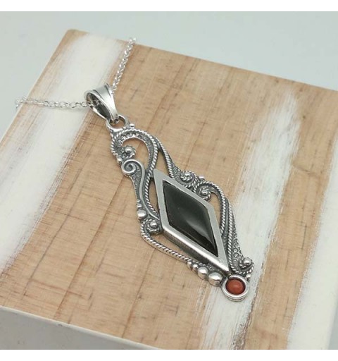 Colgante tradicional, elaborado en plata de ley, azabache y coral