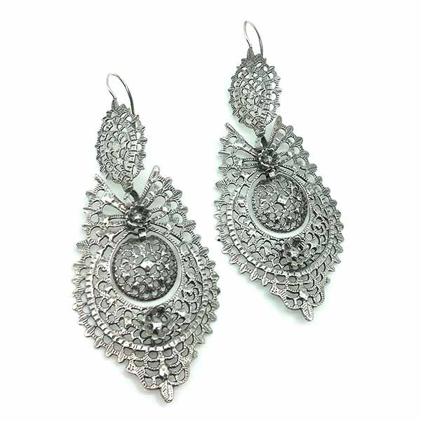 Dressing type earrings, size XL, in sterling silver.