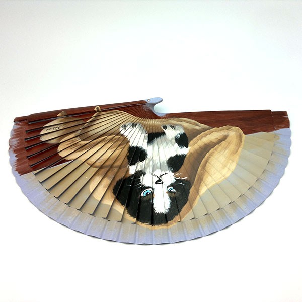 Abanico con perrito envuelto en toalla, pintado a mano.