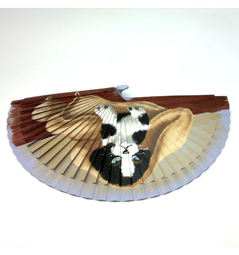 Abanico con perrito envuelto en toalla, pintado a mano.