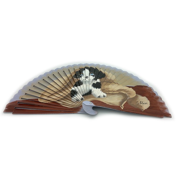 Abanico con perrito envuelto en toalla, pintado a mano.