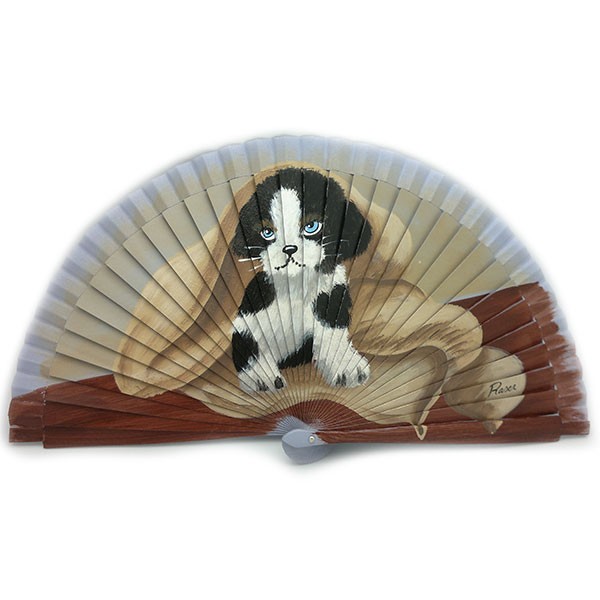 Abanico con perrito envuelto en toalla, pintado a mano.