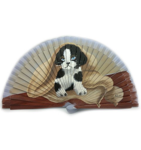 Abanico con perrito envuelto en toalla, pintado a mano.