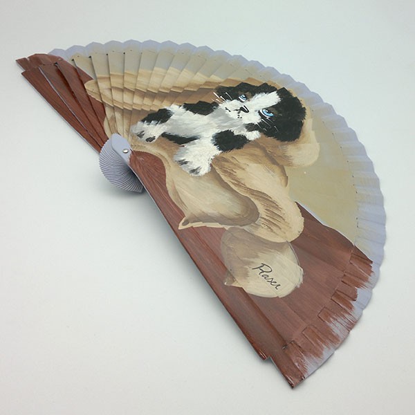 Abanico con perrito envuelto en toalla, pintado a mano.