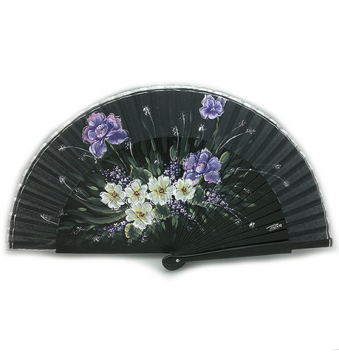 Black fan, in which we can see a beautiful bouquet of flowers.