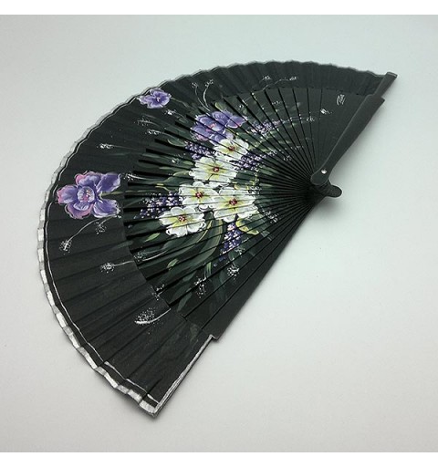 Black fan, in which we can see a beautiful bouquet of flowers.