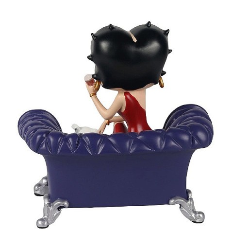 Betty Boop, sentada en sofá con su perro Pudgy.