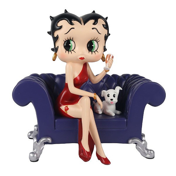 Betty Boop, sentada en sofá con su perro Pudgy.