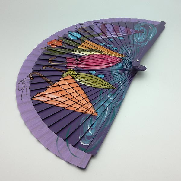 Abanico pintado a mano, en el que podemos ver varios paraguas con diferente colorido.