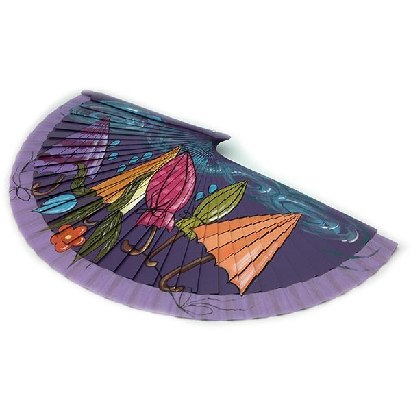 Abanico pintado a mano, en el que podemos ver varios paraguas con diferente colorido.