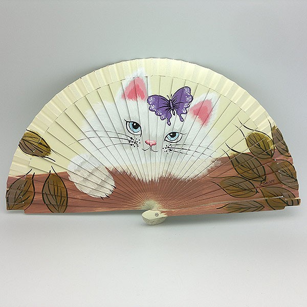 Fan, in which we can see a pretty cat, on which a butterfly perches.