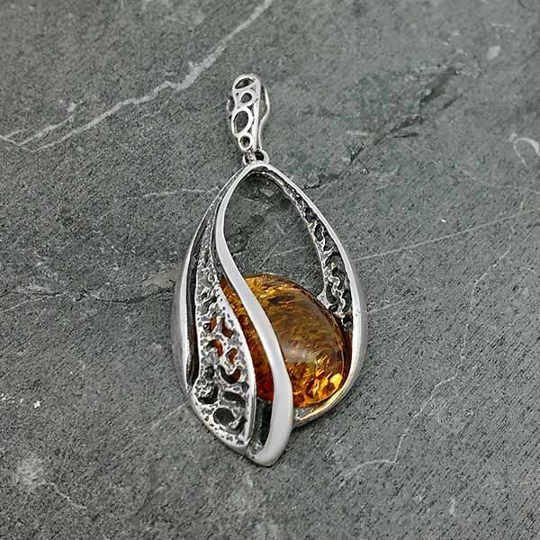 Teardrop pendant, in smooth silver and amber