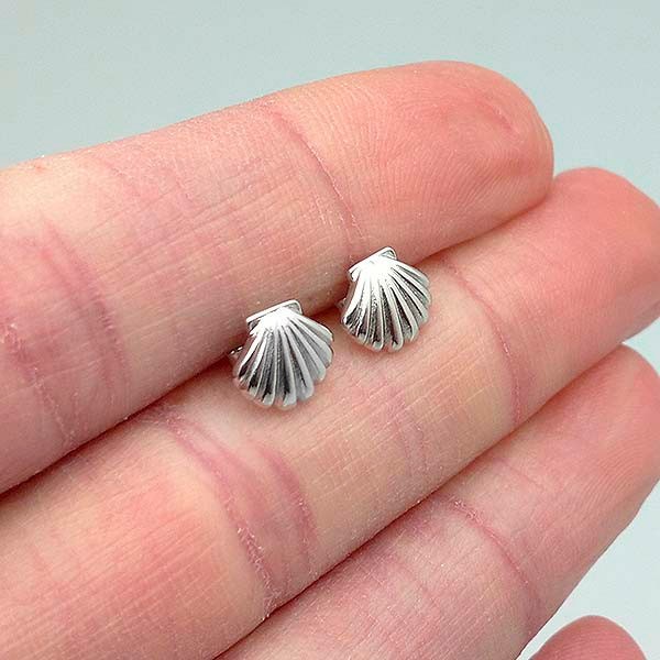 Earrings in sterling silver, shell-shaped.