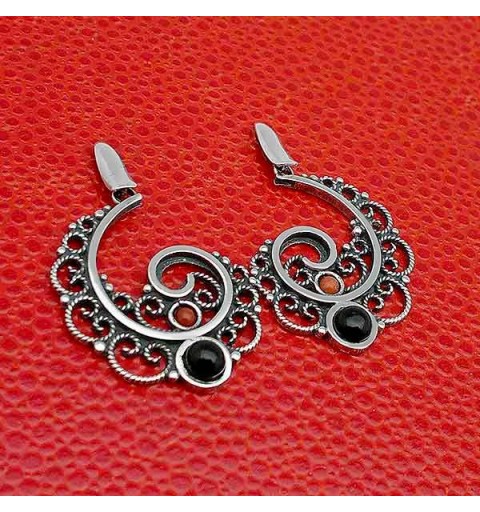 Earrings made in sterling silver, jet and coral, by expert goldsmiths from the Galician city of Santiago de Compostela.