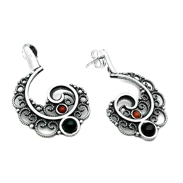 Earrings made in sterling silver, jet and coral, by expert goldsmiths from the Galician city of Santiago de Compostela.