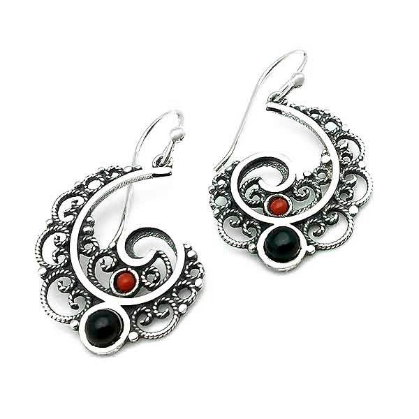 Earrings made of sterling silver, jet and coral with a half spiral shape.