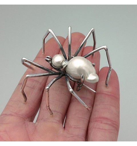 Pearl spider brooch