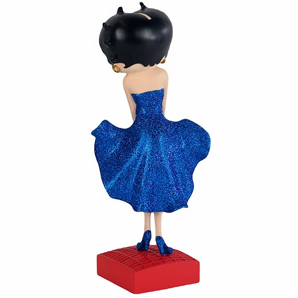 Betty Boop posando vestido azul