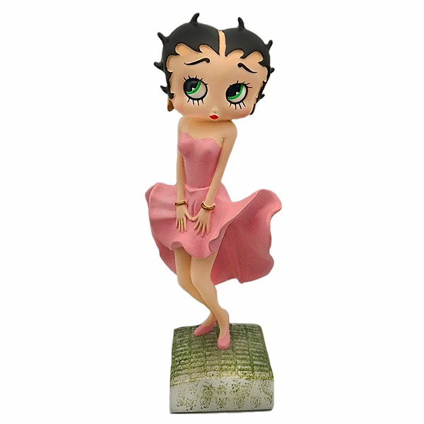 Betty Boop posando, vestido rosa.