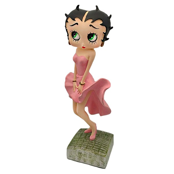 Betty Boop posando, vestido rosa.