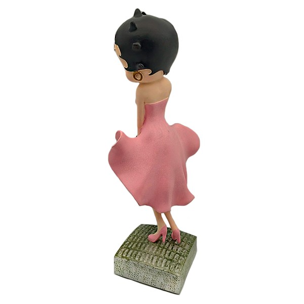 Betty Boop posando, vestido rosa.