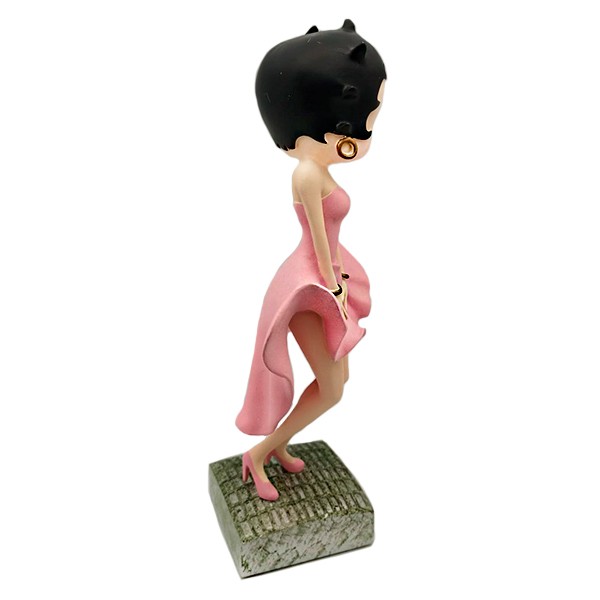 Betty Boop posando, vestido rosa.