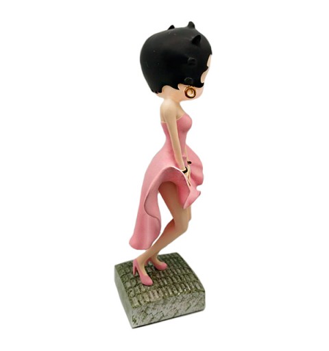 Betty Boop posando, vestido rosa.