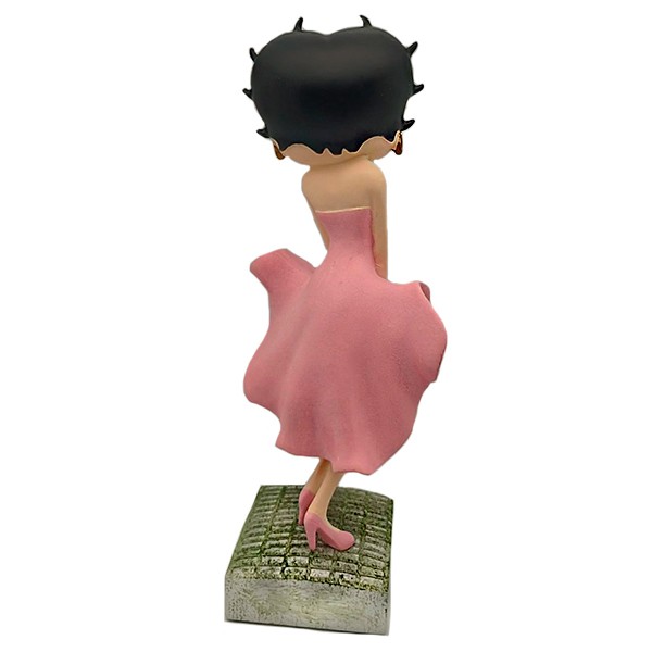 Betty Boop posando, vestido rosa.