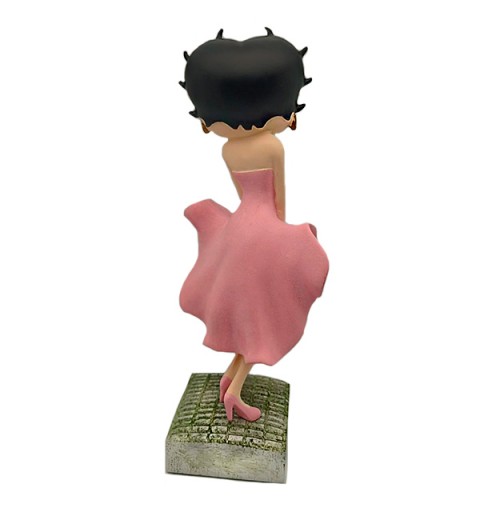 Betty Boop posando, vestido rosa.