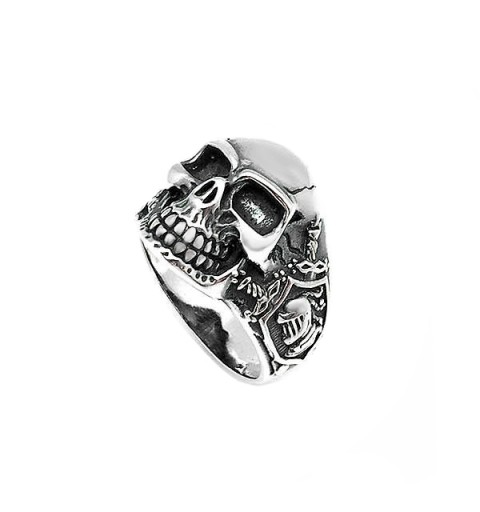 Unisex ring, in the shape of a skull, in sterling silver.