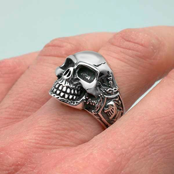 Anillo unisex, con forma de calavera, en plata de ley.
