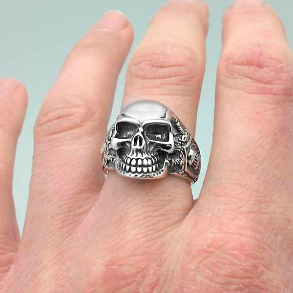 Unisex ring, in the shape of a skull, in sterling silver.