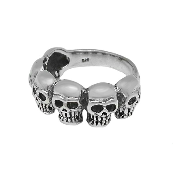 Anillo con seis calaveras, elaborado en plata de ley.