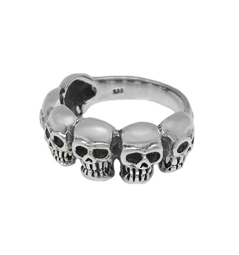 Anillo con seis calaveras, elaborado en plata de ley.