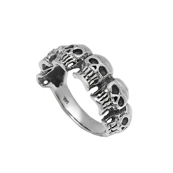 Anillo con seis calaveras, elaborado en plata de ley.