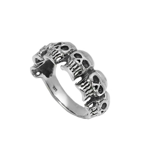 Anillo con seis calaveras, elaborado en plata de ley.