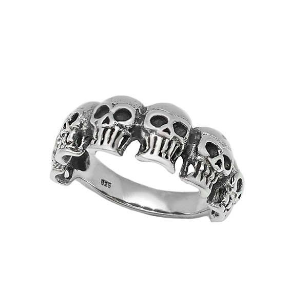 Anillo con seis calaveras, elaborado en plata de ley.
