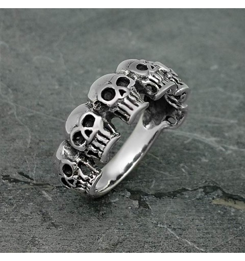 Anillo con seis calaveras, elaborado en plata de ley.