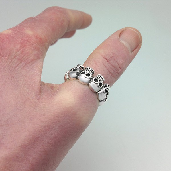 Anillo con seis calaveras, elaborado en plata de ley.