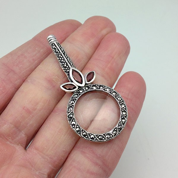 Colgante lupa con granates