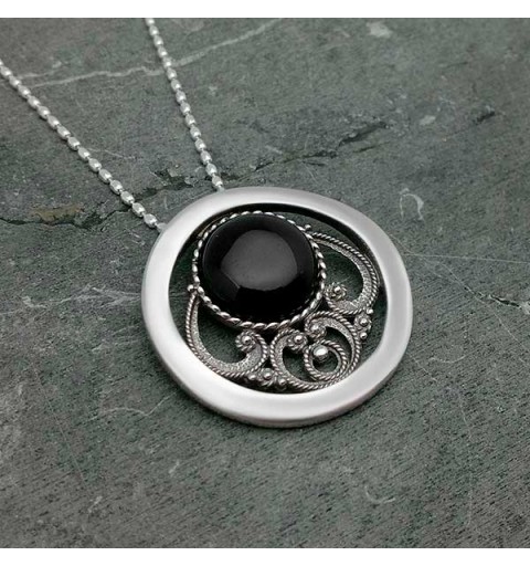 Pendant for women, in sterling silver and jet. Includes chain.