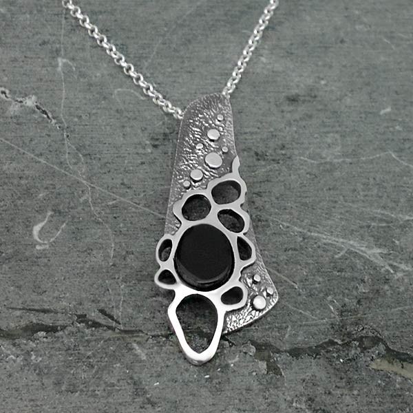 Reticulated pendant with jet