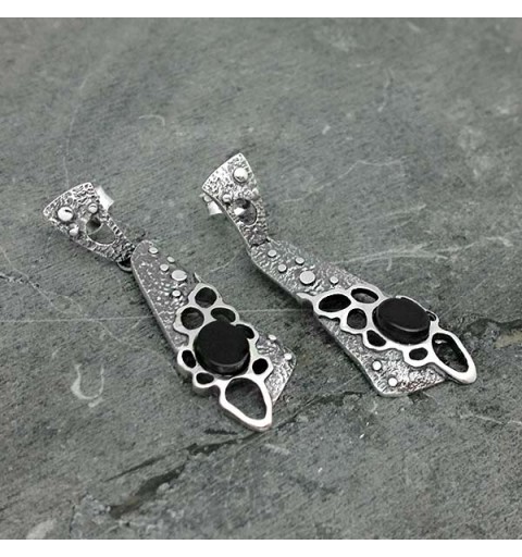 Reticulated earrings with jet