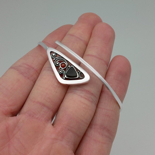 Brazalete fino triangular