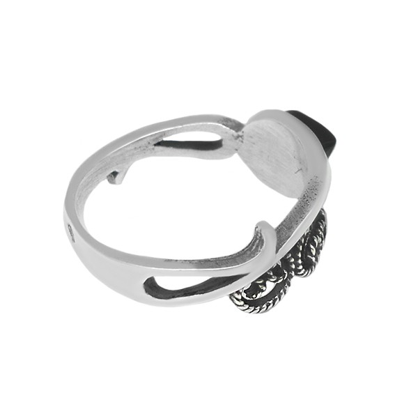 Thin ring, made of sterling silver and jet