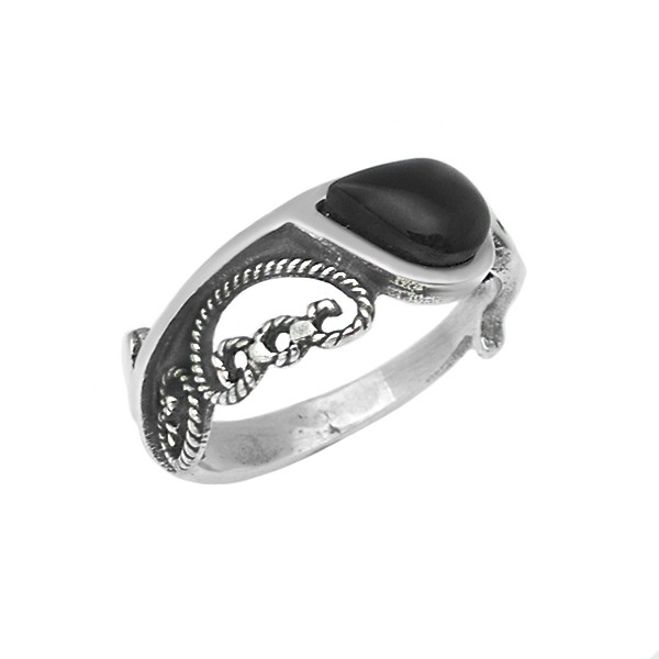 Fine ring, made of sterling silver and jet.