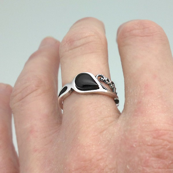 Thin ring, made of sterling silver and jet