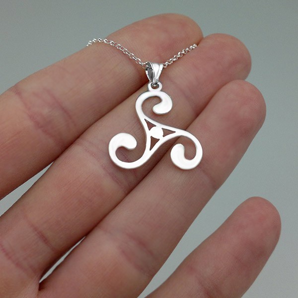 Colgante trisquel calado