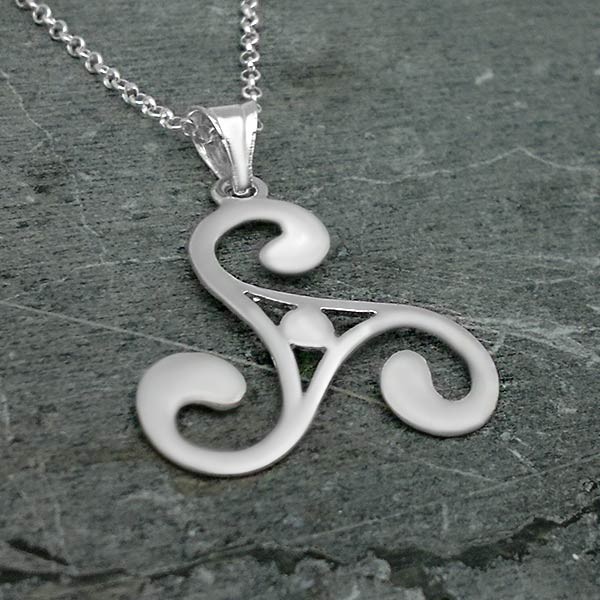 Colgante trisquel calado