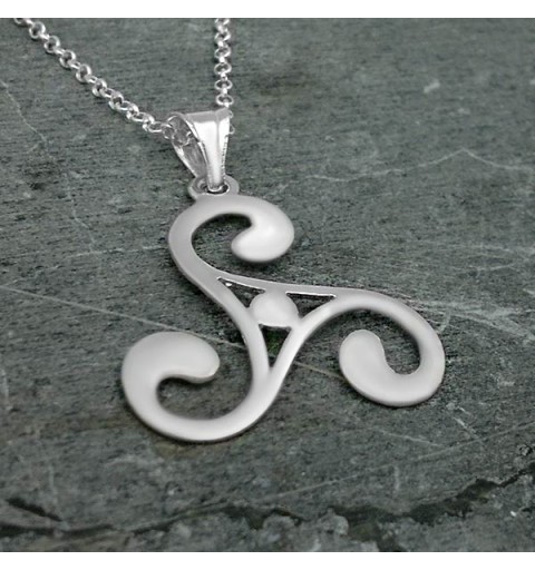 Colgante trisquel calado